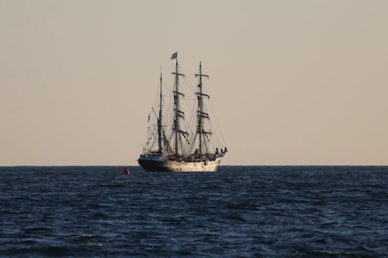Sailing Stories and Seaside Celebrations: How “Klart for folkefest” Inspires a Maritime Dream in Asia
