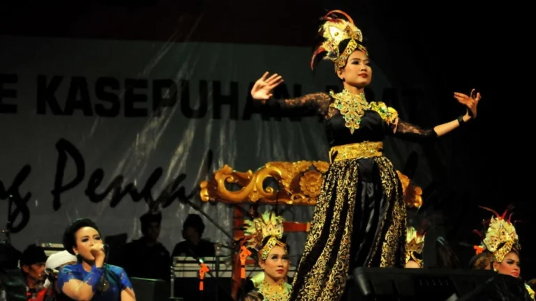 12 Traditional Dances of West Java: From Jaipong to Kedok Ireng