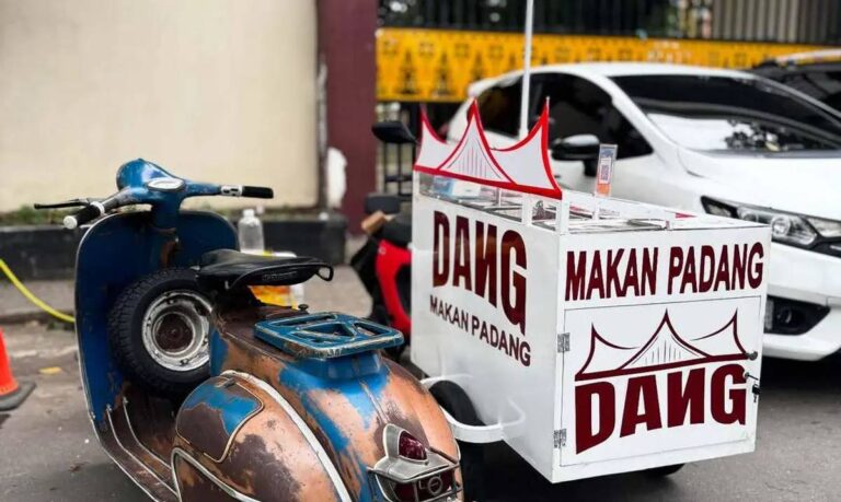 “Dang” Mobile Padang Rice: Menu, Prices, and Unique Location