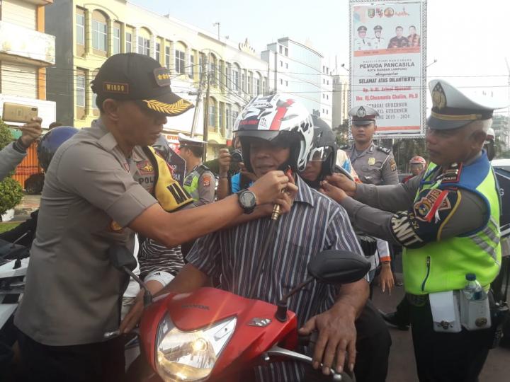 HUT Bhayangkara Polresta Bandar  Lampung  Bagikan Helm  