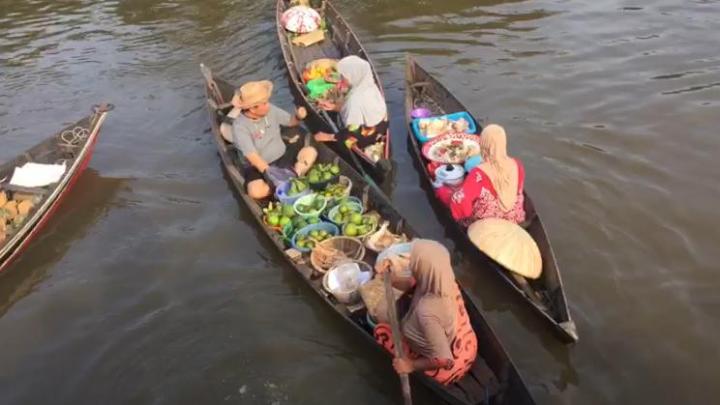 Rasakan Sensasi Belanja Dari Atas Perahu Di Pasar Lok