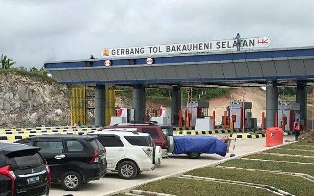 H 4 Lebaran Kendaraan Pemudik Padati Pintu  Tol  Bakauheni 