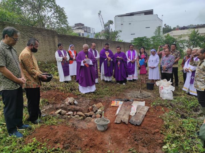 Peletakan Batu Pertama Saat Perayaan Ulang Tahun Yayasan Pelita Kasih ke - 15 dan Sekolah Luar Biasa Pelita Kasih ke - 5