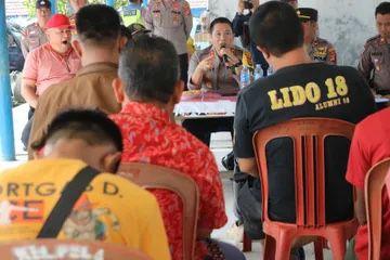 Kapolres Lampung Barat Ryky Widya Muharom Ajak Dialog Pedagang Pasar Liwa Bahas ODGJ dan Nomor Darurat