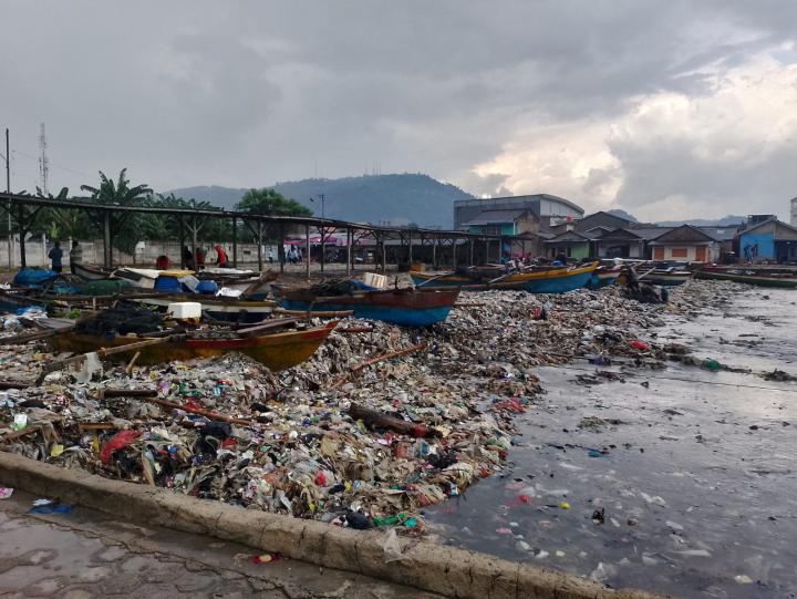 Tiktokers Pandawara Soroti Sampah di Pantai Sukaraja 