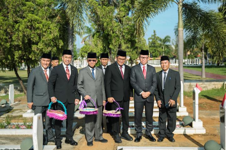 Sekdaprov Fahrizal Jadi Inspektur Upacara Pada Ziarah Makam dan Tabur Bunga Dalam Rangka HUT Provinsi Lampung 