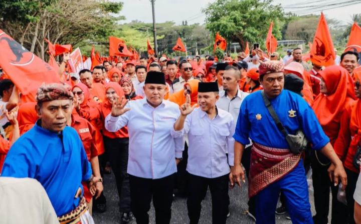 Daftar Ke KPU Lampung Selatan, Nanang - Beriman Kompak Pake Outfit Hitam Putih 