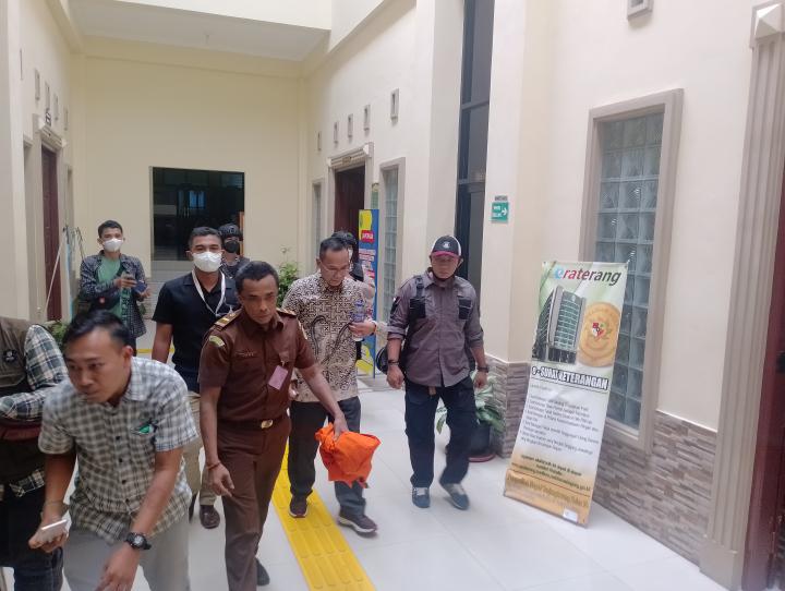 Momen Pemberi Suap ke Rektor Non Aktif Unila Memasuki Ruang Sidang di PN Tanjungkarang 