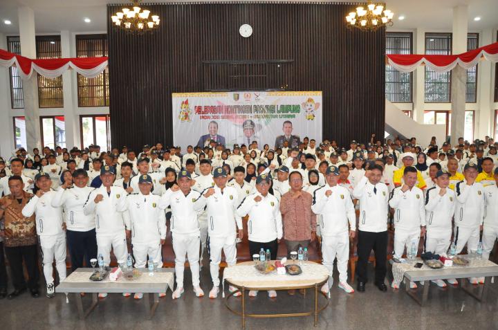 Pj Gubernur Lampung Menyerahkan Bendera Kontingen Lampung Sebagai Tanda Pelepasan Kontingen