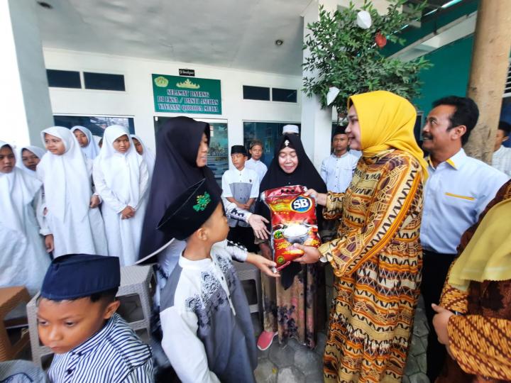 Ketua IIPG Lampung Bantuan Beras dan Kursi Lipat untuk Masyarakat