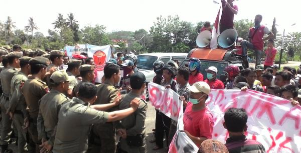 Pedas Demo Tuntut Pembangunan Kota Sukadana Lampung Timur