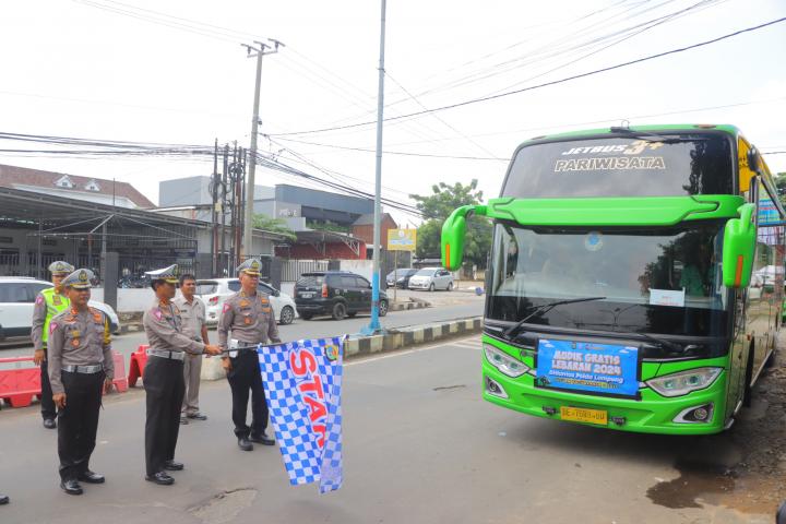 Dirlantas Polda Berangkatkan Ratusan Warga Lampung Mudik Gratis ke Yogyakarta dan Solo