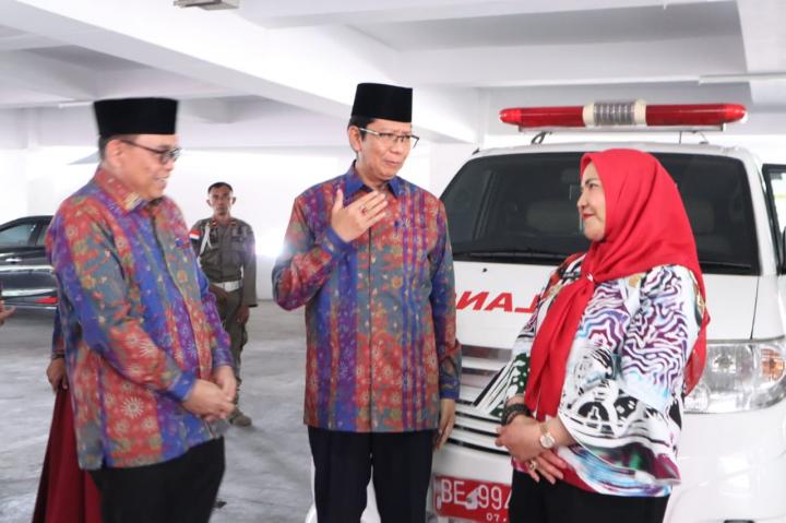 Pemkot serahkan bantuan 1 unit Ambulance untuk operasional Klinik Pratama UIN Raden Intan Bandar Lampung.