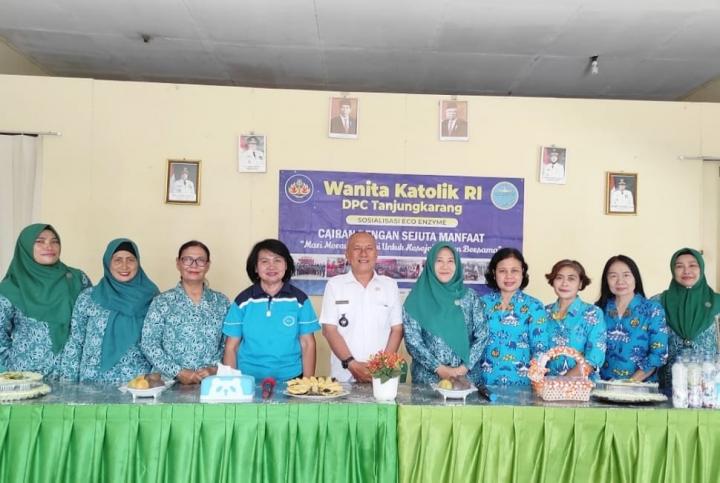 Panen Eco Enzyme dan Sosialisasi Eco Bricks Oleh Wanita Katolik RI di Kelurahan Bumi Kedamaian