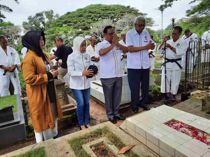 Ketua Umum PB. PERKEMI Laksdya TNI (Purn) Dr. Agus Setiadji S.A.P., M.A Napak Tilas Makam Sensei Utin Shahraz di Jawa Timur