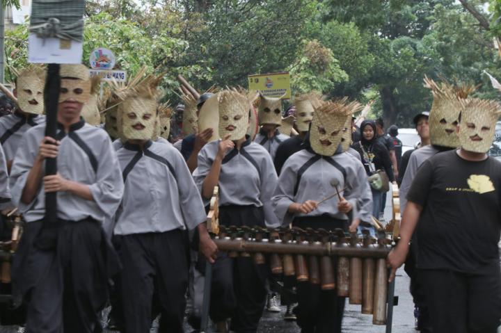 Unik, Topeng Berbahan Rumput Hadir di Pawai Karnaval Budaya Festival Krakatau 2023