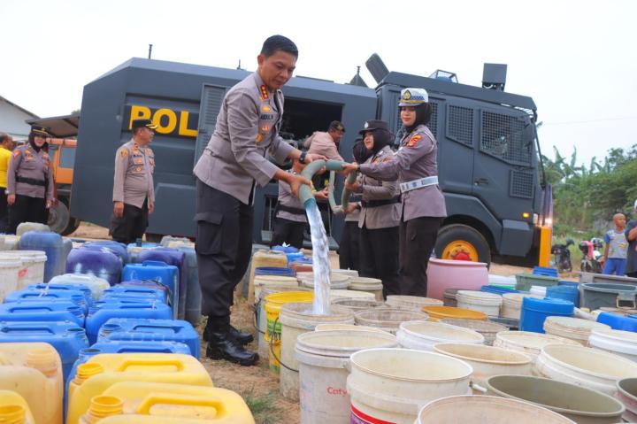 Polresta Bandarlampung Bagikan Air Bersih Bagi Warga Terdampak Kekeringan