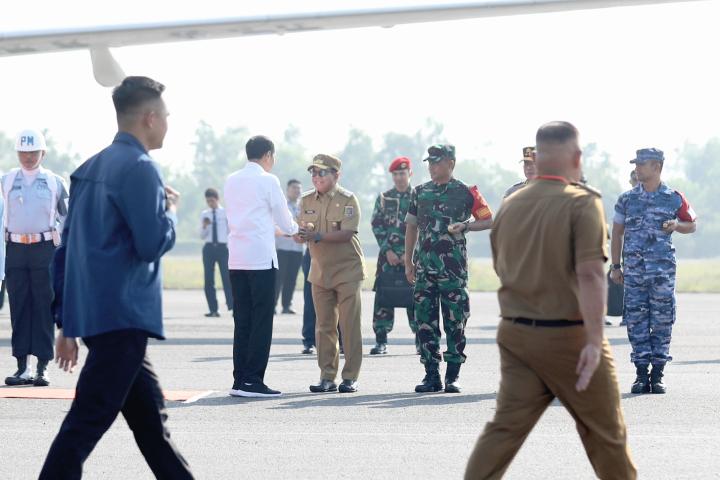 Pj Gubernur Lampung Samsudin Sambut Kedatangan Presiden Jokowidodo di Bandara Radin Intan 