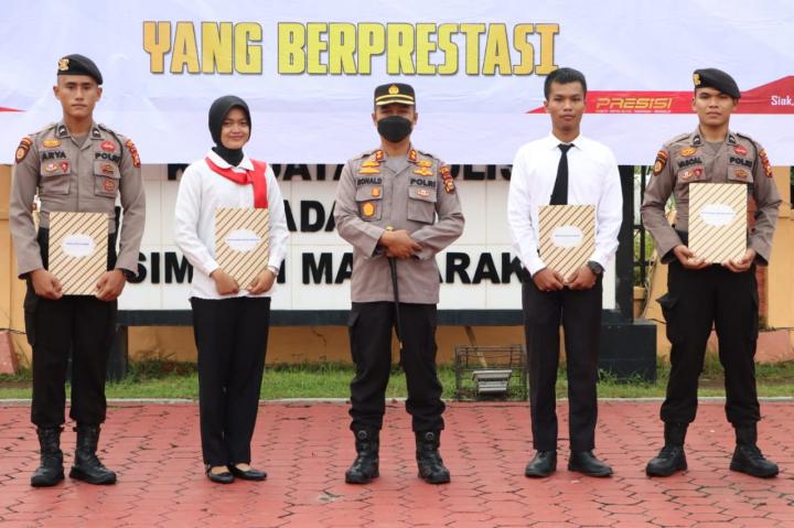 Raih 3 Medali di Cabor Shorinji Kempo Porprov Riau, Kapolres Siak Berikan Penghargaan Kepada Bripda Kurnia Pratiwi 