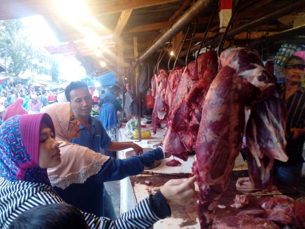 Harga Daging di  Pasar  Pasir Gintung Bandar  Lampung  Rp110 Ribu