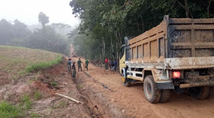 Warga Antusias Bantu Satgas TMMD Ke 120 Kodim 0421/ Lampung Selatan Ratakan Pasir Jalan Onderlagh  