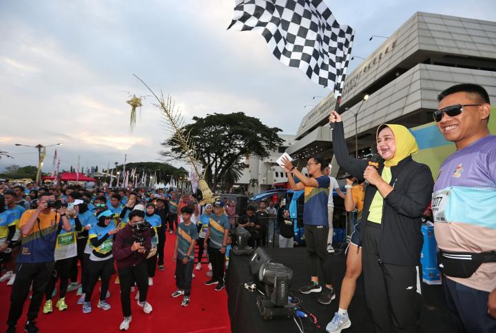 Sekdaprov Fahrizal dan Ketua TP PKK Ibu Riana Sari Arinal Lepas Peserta Lampung Half Marathon 2023