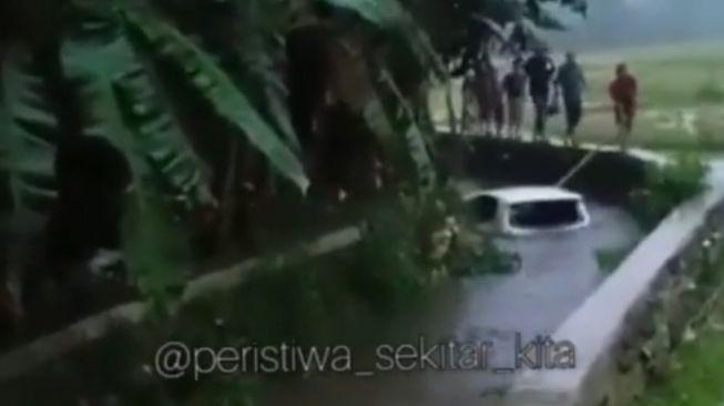 Mobil Hanyut di Selokan Bekasi Timur Regency, Dikira Sedang Main Kapal-Kapalan