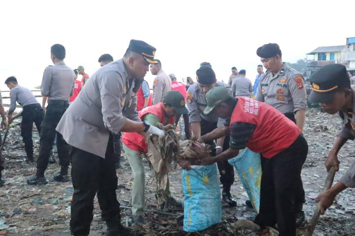 Peduli Lingkungan, Polresta Bandar Lampung-Sat Brimobda Lampung Bersih-bersih Sampah di Pantai Sukaraja