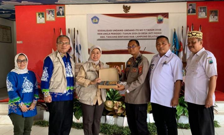 Kegiatan Sosialisasi UU ITE di Desa Jati Indah Dibuka oleh Rektor Unila dan Mahasiswa KKN