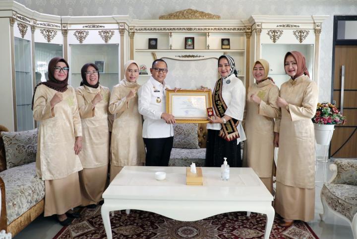 Miliki Kepedulian yang Tinggi dalam Mendukung PAUD Berkualitas, Bunda Riana Sari Arinal Terima Penghargaan Wiyata Dharma Pratama dari Mendikbudristek