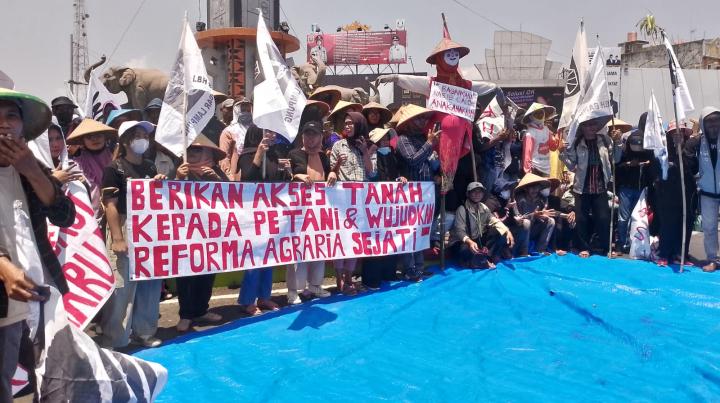 Ratusan Petani Aksi Damai di Tugu Adipura: Pak Jokowi Tolong Bantu Kami 