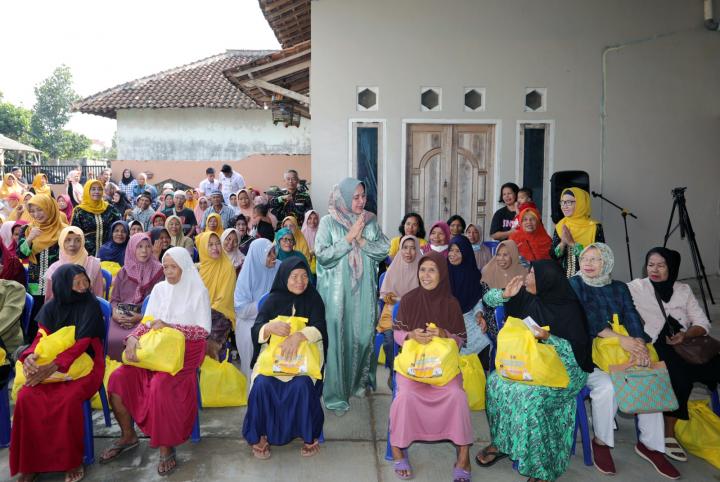 Peringati Hari Lanjut Usia Nasional, Ketua Umum LKKS Provinsi Lampung Ibu Riana Sari Arinal Serahkan Bantuan Sembako kepada Masyarakat Desa Jati Mulyo, Lampung Selatan