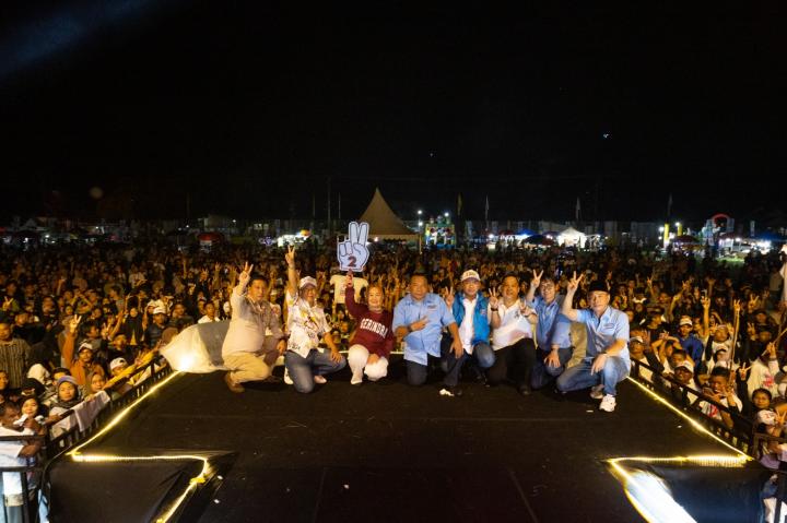 Ribuan Masyarakat Lampung Tengah Padati Lapangan Karang Endah Saat Konser Gebyar Indonesia Maju 