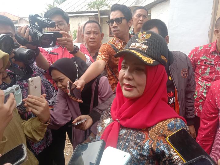 Wali Kota Bandar Lampung Hj. Eva Dwiana meninjau bedah rumah yang telah rampung, Warga : Alhamdulillah rumah ibu saya udah gak bocor