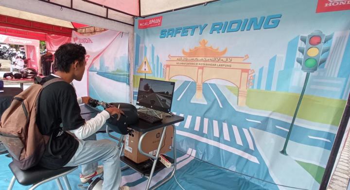 Asyik! Belajar #Cari_Aman di Simulator Honda Riding Trainer