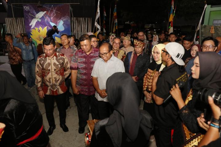 Pj Gubernur Samsudin Bersama Sekretaris Dirjen Kebudayaan Fitra Arda Buka Festival Musik Tradisi Indonesia, " Recaka Music Lampung " di Pkor Wayhalim 