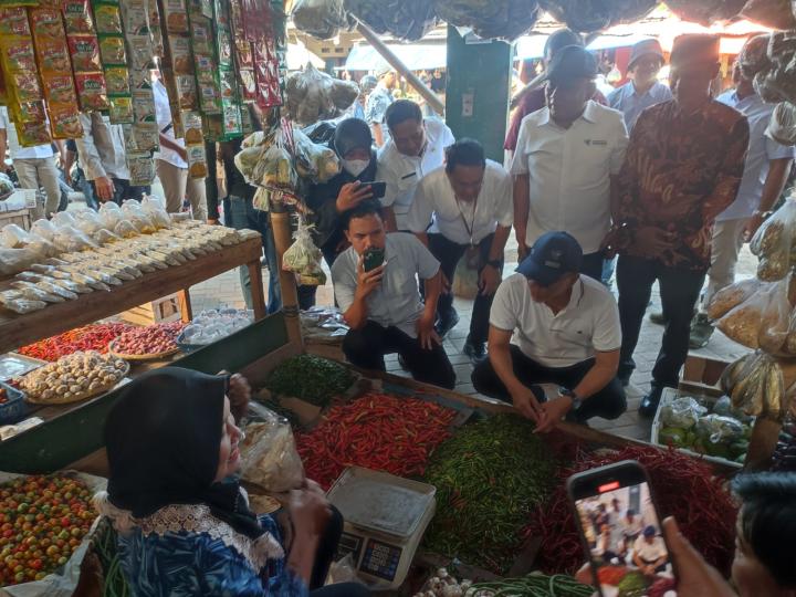 Cek Kebutuhan Barang Pokok di Lampung, Menteri Perdagangan RI Zulkifli Hasan Kunjungi Pasar Jatimulyo 