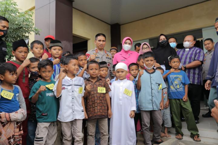 Jaga Keutuhan Umat beragama, Polda Lampung Berbagi Bersama Anak-anak 