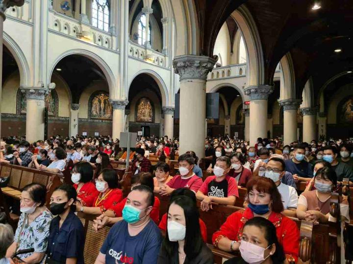 Jumat Agung di Gereja Katedral Dipenuhi Ribuan Umat