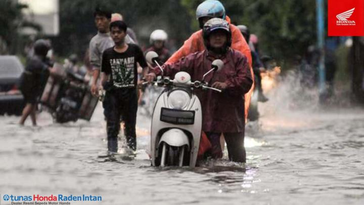 Musim Hujan Datang, Ini Bahaya Menerobos Genangan Air 