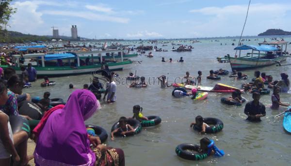 Wisata Pantai Pasir Putih Lampung Selatan Dipadati Pengunjung