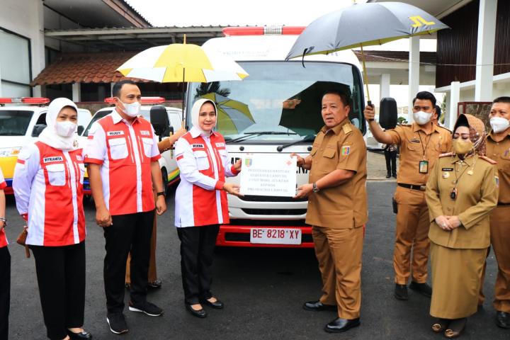 Gubernur Arinal Djunaidi Serahkan Bantuan Mobil Ambulan Jenazah Kepada PMI Provinsi Lampung