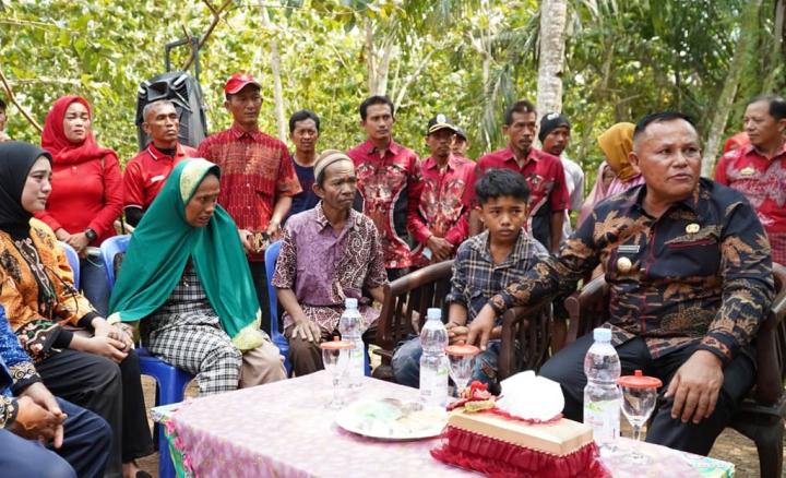 Bupati Lampung Selatan Bedah Rumah Warga Desa Trans Tanjungan Kecamatan Ketibung 