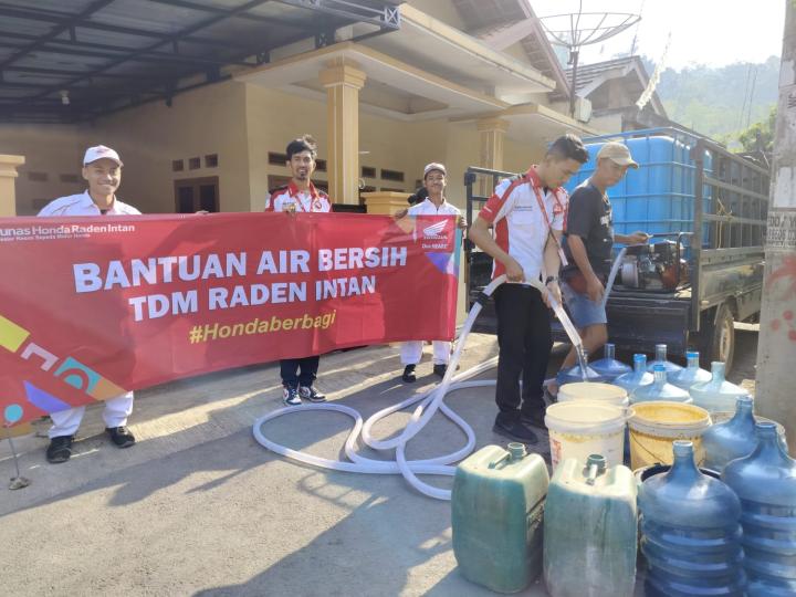 Honda Radin Intan Salurkan Air Bersih Untuk Warga 