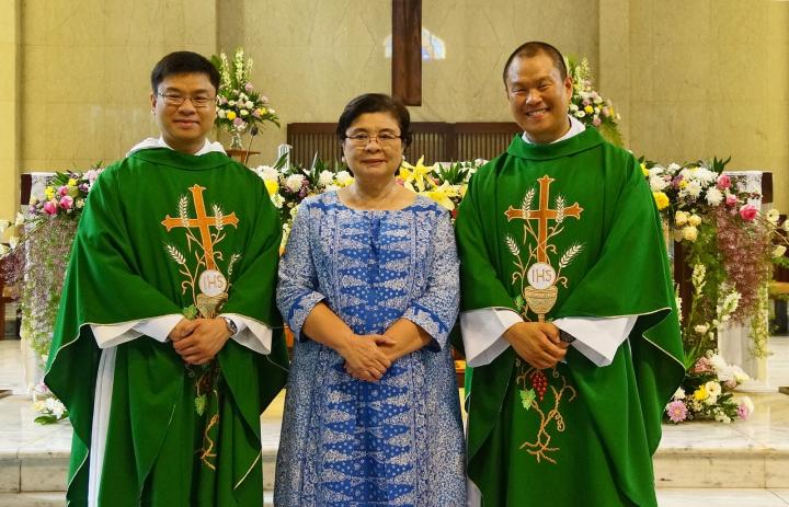 Dua pastor, Cornelius Leo Adrianus CSJ dan Edwin Timothy, OP, Berasal Dari Pasangan Mendiang Aloysius Alunianto Sandjaya dan Esther Widyawati, Pemilik Perusahaan Konstruksi Baja Yang Sukses