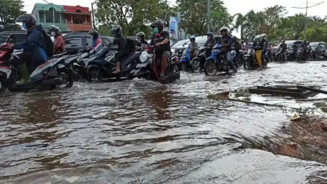 Musim Hujan Tiba, Perhatikan Hal Ini Saat Berkendara 