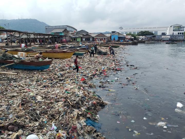 Pemerintah Diminta Komitmen Urusi Permasalahan Sampah Pantai Sukaraja 