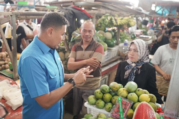 Direktur Utama BPJS Ketenagakerjaan Turun Langsung Menyapa Pedagang Pasar Wayhalim 