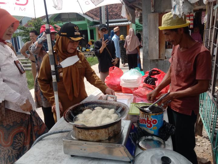 Borong Jajanan di Pulau Pasaran, Bunda Traktir Warga Sekitar Ciptakan Suasana Harmonis