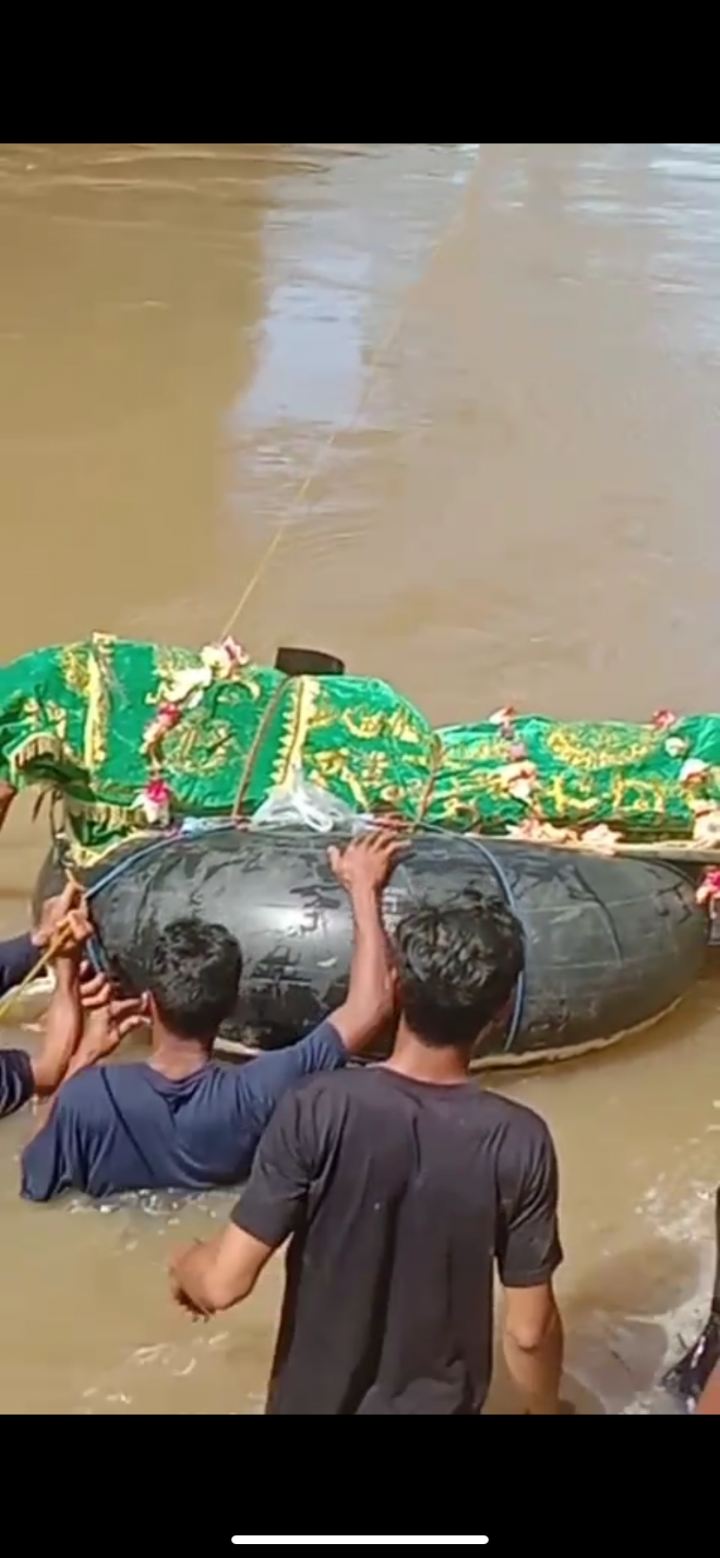 Miris! Warga Desa Pemerihan Pesisir Barat Lampung sebrangi sungai bawa Jenazah, karena tak ada Jembatan